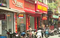 Nhiều người vẫn có thói quen mua bán ngoại tệ tại các tiệm kim hoàn
