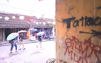 Những bức tường phố cổ Hội An nham nhở bởi hình vẽ Graffiti