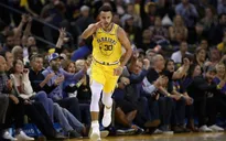Stephen Curry tỏa sáng với số điểm kỷ lục trong mùa