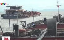 TP.HCM bắt quả tang 4 sà lan khai thác cát trái phép trong đêm