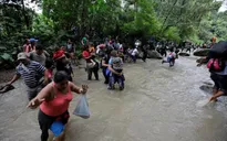Hàng nghìn người di cư Trung Mỹ đi bộ gần 2.500 km tìm giấc mơ đổi đời