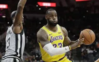 LeBron James và vết gợn trong ngày đạt cột mốc mới trong sự nghiệp