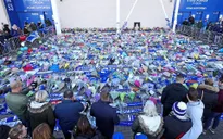 Tuyệt vọng, CĐV Leicester City mang hoa, áo đấu đặt ngoài sân King Power