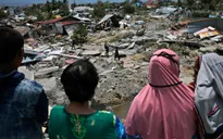 Nhiều người dân Indonesia đập cây ATM để lấy tiền sau động đất, sóng thần
