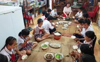 Cô giáo nấu cơm trưa miễn phí cho học sinh nghèo