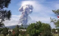 Núi lửa phun trào tại đảo Sulawesi, Indonesia