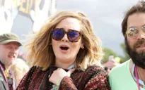 Chẳng làm gì, Adele vẫn bỏ túi 15 triệu Bảng