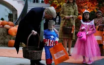 Vợ chồng Tổng thống Mỹ phát kẹo Halloween cho trẻ em
