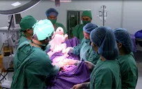Phẫu thuật cấp cứu kịp thời sản phụ bị rau tiền đạo, cứu sống mẹ và bé