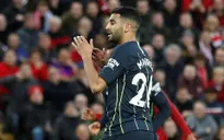 VIDEO Mahrez sút 11m lên trời, đá bay chiến thắng của Man City trước Liverpool