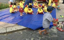 "Cậu bé xếp dép" và câu chuyện cổ tích giữa lòng TP HCM