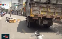 TP.HCM: Xe máy đấu đầu xe tải, một người nguy kịch