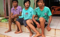 Mẹ bị suy thận giai đoạn cuối “gồng mình” nuôi 2 con tật nguyền