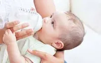 Lợi và hại khi cho con tập bú bình sữa sớm