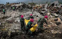 Indonesia dừng chiến dịch tìm kiếm người bị nạn, người dân phẫn nộ