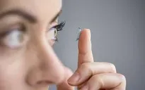 5 sai lầm khi đeo kính áp tròng có thể làm hỏng mắt