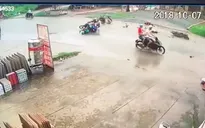 2 xe máy đối đầu kinh hoàng, 4 thanh niên gặp nạn