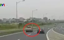 Bất chấp nguy hiểm, tài xế vô tư cho xe ô tô chạy lùi trên cao tốc
