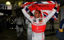 Nhìn lại chức VĐTG đầu tiên đầy kịch tính của Lewis Hamilton