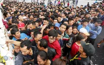 Hàng nghìn người chen nhau mua vé xem trận ĐT Việt Nam - ĐT Malaysia