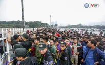 VIDEO: Hàng rào sân Mỹ Đình lao đao trước sóng người xếp hàng mua vé