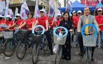 Bộ trưởng Bộ Y tế đạp xe kêu gọi người dân phòng chống đái tháo đường