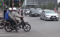 Nhiều người dân Hà Nội không đội mũ bảo hiểm