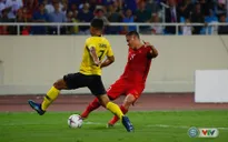 VIDEO: Anh Đức tung cú sút cháy lưới ĐT Malaysia, nhân đôi cách biệt cho ĐT Việt Nam