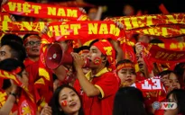 ẢNH: Rực rỡ sắc màu của các CĐV Việt Nam trên khán đài sân Mỹ Đình