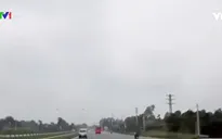 Clip: Xe ô tô ngang nhiên phóng ngược chiều trên đại lộ Thăng Long