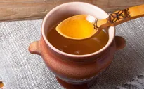 Thoa dầu dừa vào rốn mang đến lợi ích bất ngờ cho sức khỏe