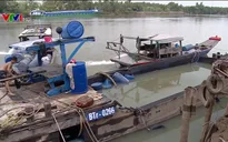 Trục vớt thành công 20 thùng chứa hóa chất bị chìm dưới sông Đồng Nai
