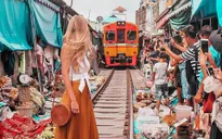 Chụp ảnh mạo hiểm trên đường ray, nữ blogger “hứng gạch đá”