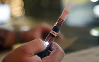 Mỹ hạn chế giới trẻ hút thuốc lá điện tử