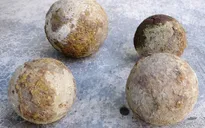 Bình Định: phát hiện 4 quả đạn thần công trong khi đào giếng
