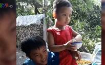Kỳ lạ cậu bé 4 tuổi thích ăn gạo sống ở Lai Vung, Đồng Tháp