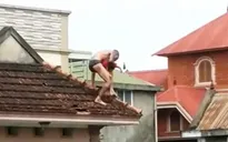 Nghệ An: Kẻ "ngáo đá" bế con trai nhảy từ tầng hai xuống đất
