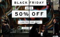 Nhiều cửa hàng bắt đầu giảm giá mạnh nhân ngày Black Friday