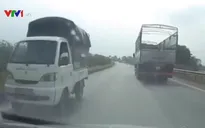 Xe tải ngang nhiên đi ngược chiều trên cao tốc Hà Nội - Thái Nguyên