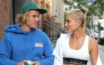 Justin Bieber úp bánh kem lên mặt Hailey Baldwin trong ngày sinh nhật