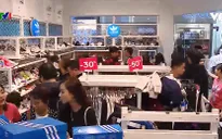 Khách hàng trong ngày mua sắm Black Friday 2018 tại Hà Nội và TP.HCM tăng mạnh