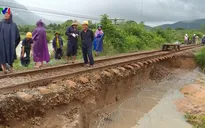 Ảnh hưởng bão số 9, đường sắt Bắc - Nam tê liệt vì sạt lở
