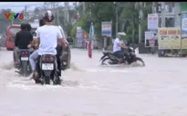 Mưa lớn gây ngập, giao thông trên Quốc lộ đoạn qua Khánh Hòa khó khăn