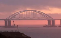 Sau vụ bắn vào tàu Ukraine, Nga mở cửa trở lại eo biển Kerch