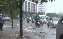 Sau bão số 9, rác thải bịt kín cống thoát nước