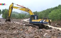 Sạt lở chia cắt huyện miền núi Khánh Sơn (Khánh Hòa)