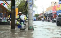 Cuộc sống của người dân TP.HCM đảo lộn do ngập sau mưa lớn