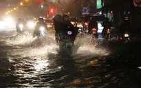 Ảnh hưởng bão số 9, người dân TP.HCM vật lộn với mưa ngập, học sinh nghỉ học ngày 26/11