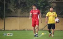 Văn Toàn buồn rầu nhìn đồng đội tập luyện
