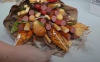 Độc lạ bó hoa làm bằng… thức ăn